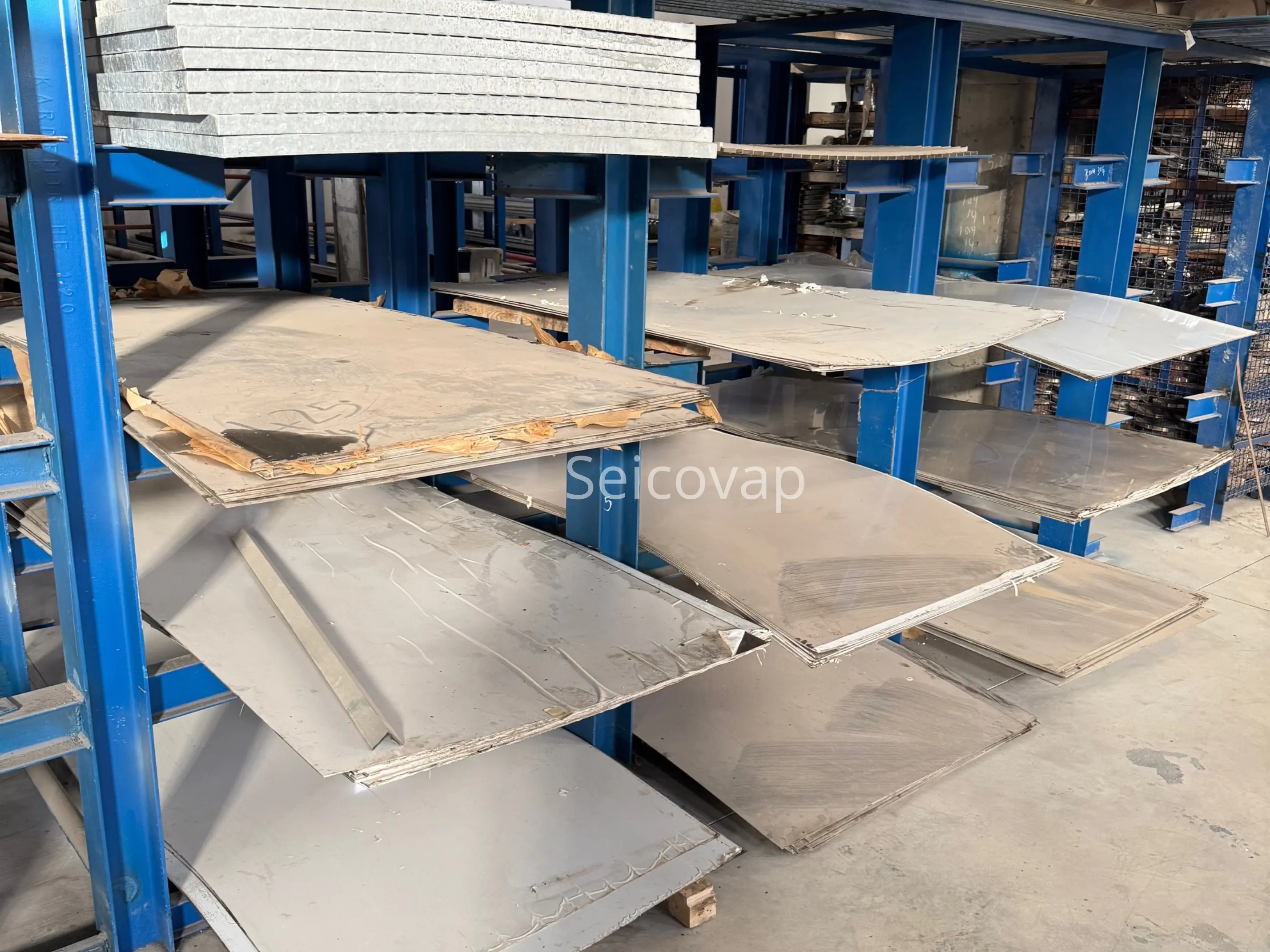 Tôles: galv, perf, LAC, LAF, striées en alum/noir/inox/galv