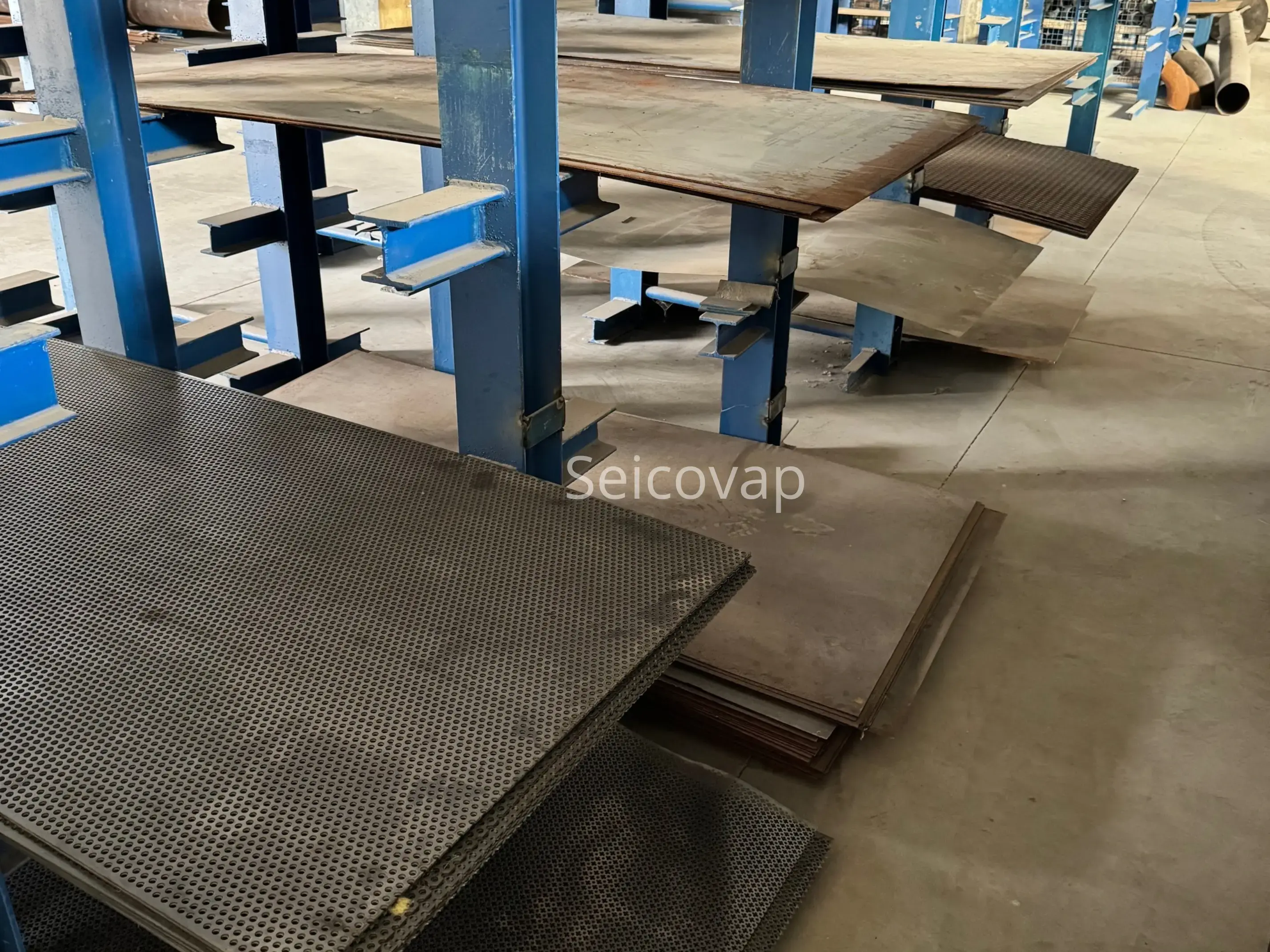 Tôles: galv, perf, LAC, LAF, striées en alum/noir/inox/galv